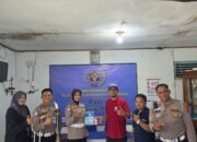Satlantas Polresta Bukittinggi Bagikan Masker kepada Wartawan di Tengah Kabut Asap
