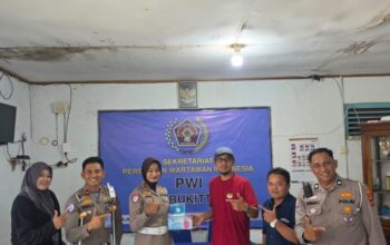 Satlantas Polresta Bukittinggi Bagikan Masker kepada Wartawan di Tengah Kabut Asap