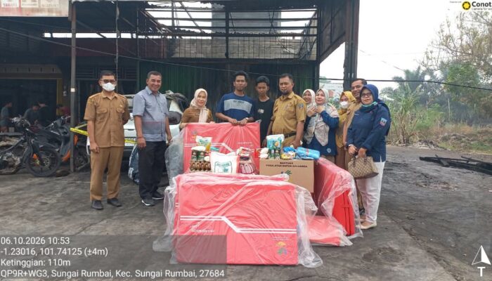 Dinsos Dharmasraya Salurkan Bantuan untuk Keluarga Korban Kebakaran di Sungai Rumbai Timur
