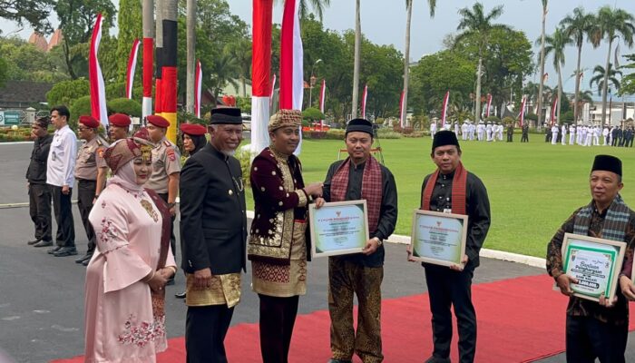 Hari Jadi ke-81 Sumbar, Jamkrida Terima Penghargaan BUMD Peduli Lingkungan