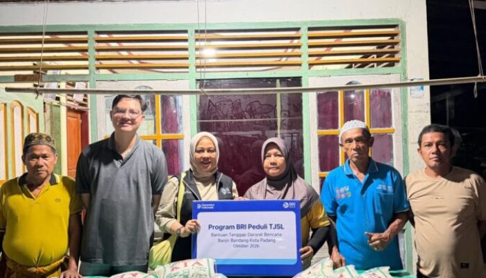 BRI Peduli Salurkan Bantuan Sembako untuk Korban Banjir di Padang