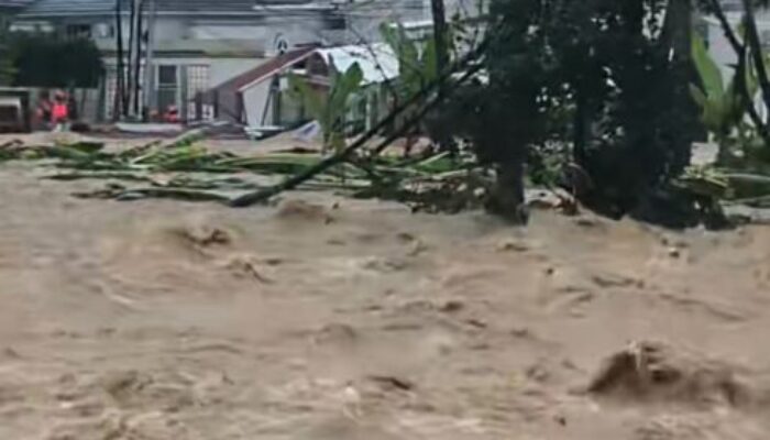Banjir Rendam Rumah Warga di Padang, Tim SAR Polda Sumbar Turun Evakuasi